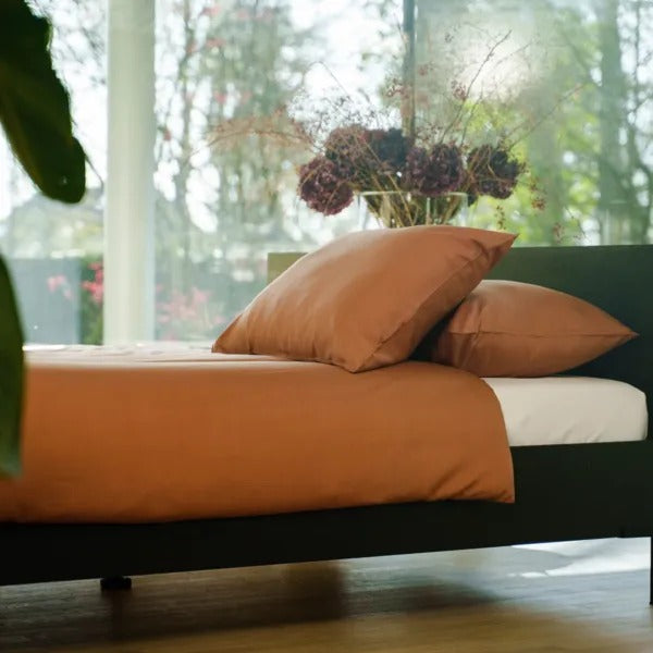 kayori tencel dekbedovertrek kiyo donkertaupe opgemaakt bed