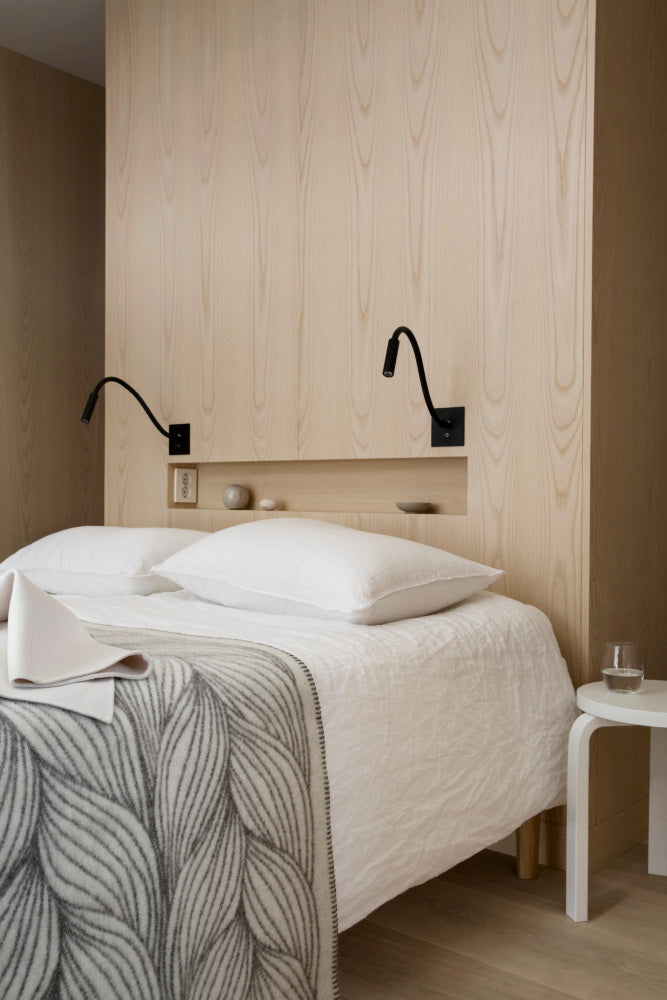 roros wollen plaid flette 3051 grijs over bed