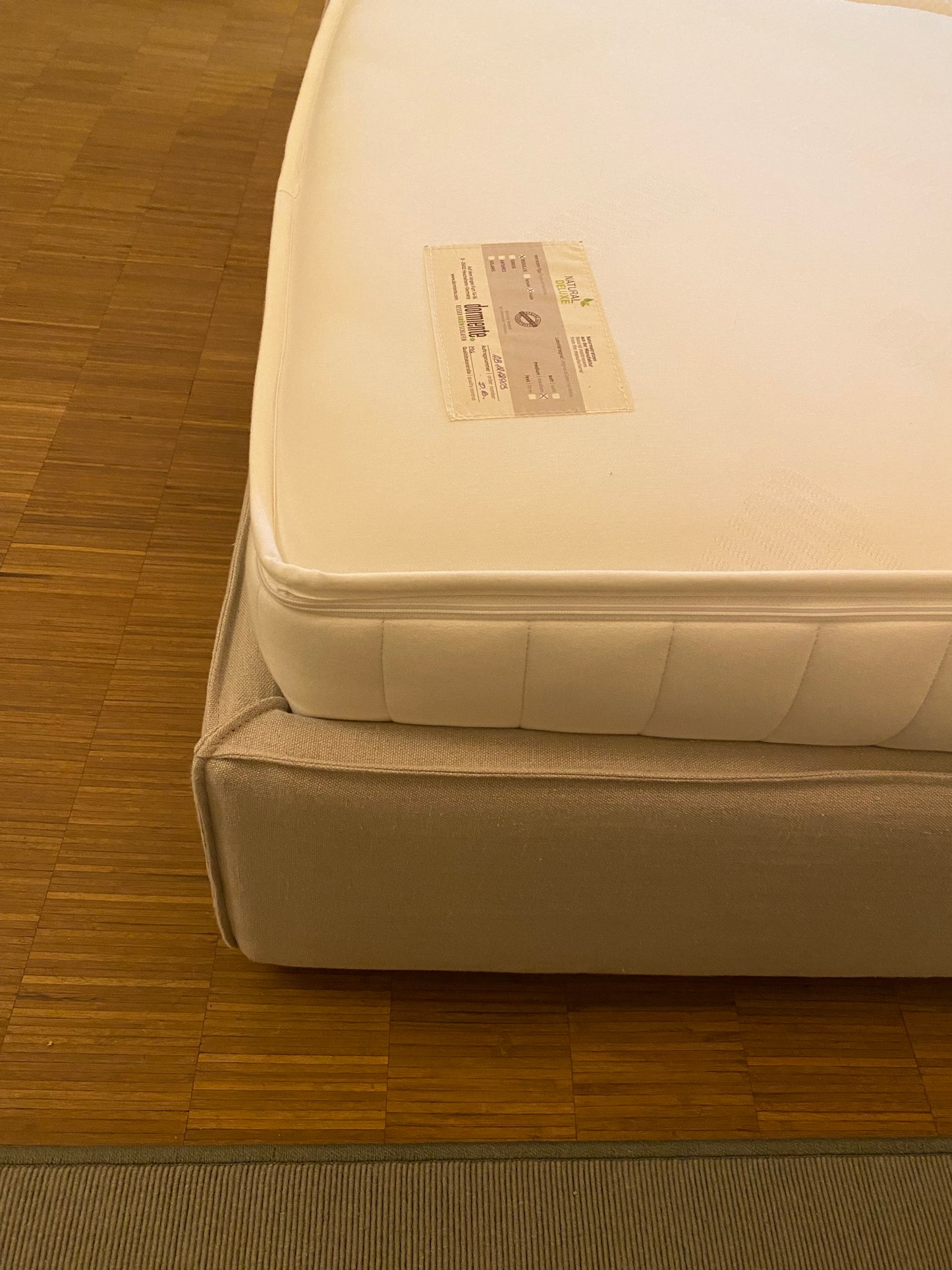 Showroommodel Ethnicraft bedombouw Revive gestoffeerd linnen sand 180x200