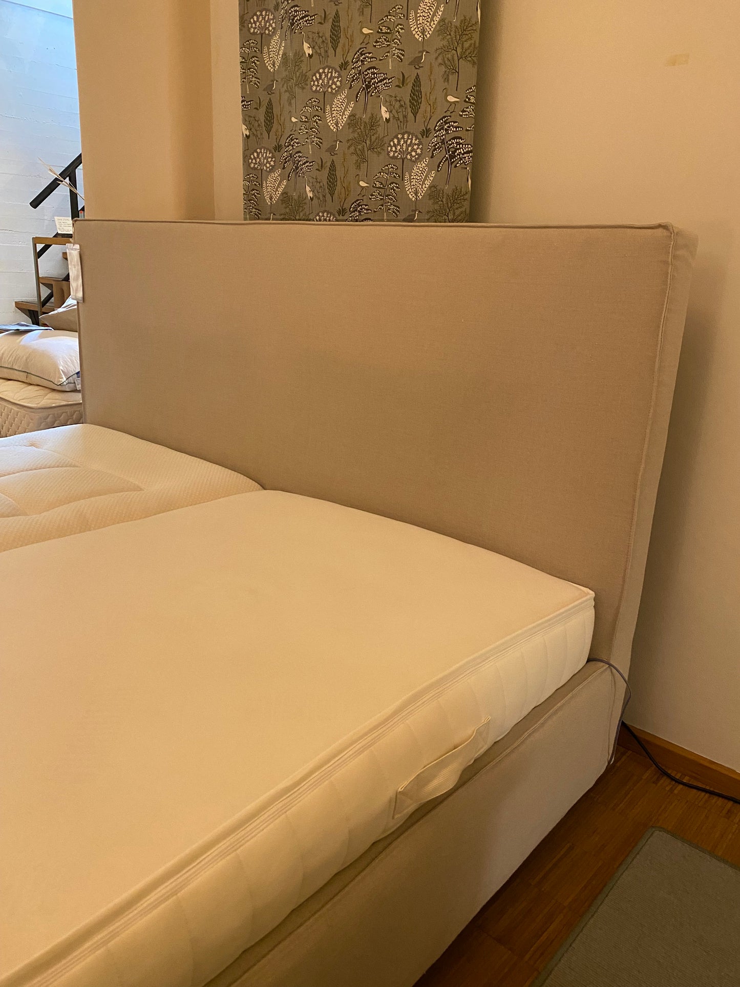 Showroommodel Ethnicraft bedombouw Revive gestoffeerd linnen sand 180x200
