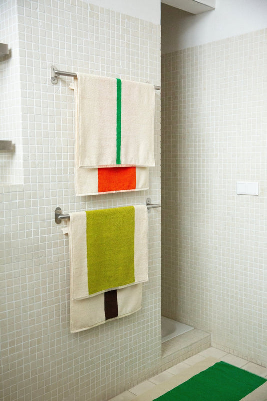 suite702 martens martens handdoeken hangend in badkamer