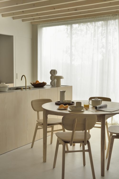 51527_Oak_Bok_round_extendable_dining_table_50664_Oak_Pebble_chair_2_WEB