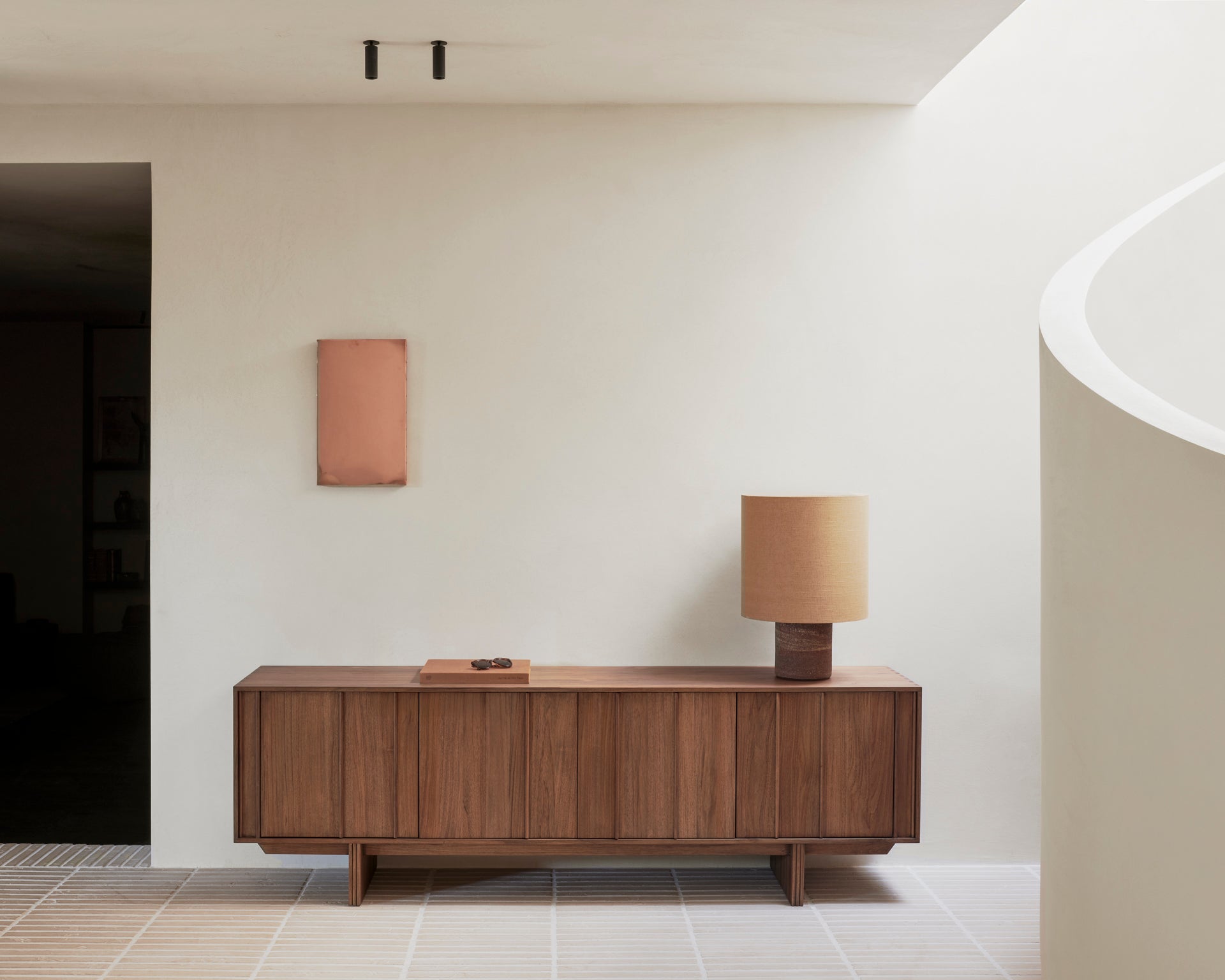 interieurfoto ethnicraft dressoir pillar teak wild brown 4 deurs