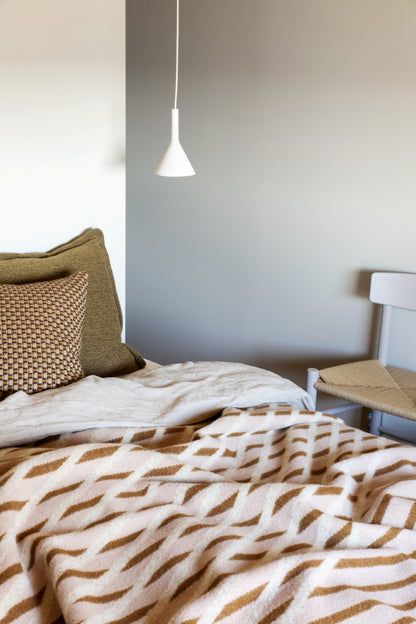 roros wollen plaid bislett 5152 cappuccino op bed