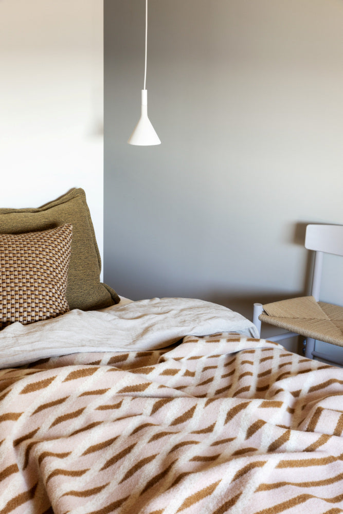 roros wollen plaid bislett 5152 cappuccino op bed