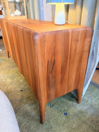 Showroommodel Artisan dressoir Rio notenhout 165cm