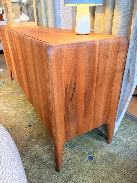 Showroommodel Artisan dressoir Rio notenhout 165cm