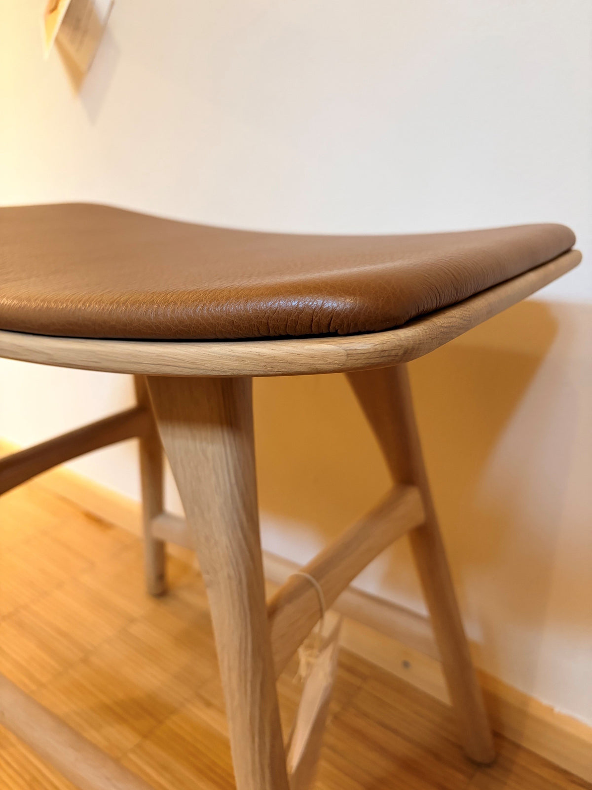 Showroommodel Ethnicraft eettafel kruk Osso eiken