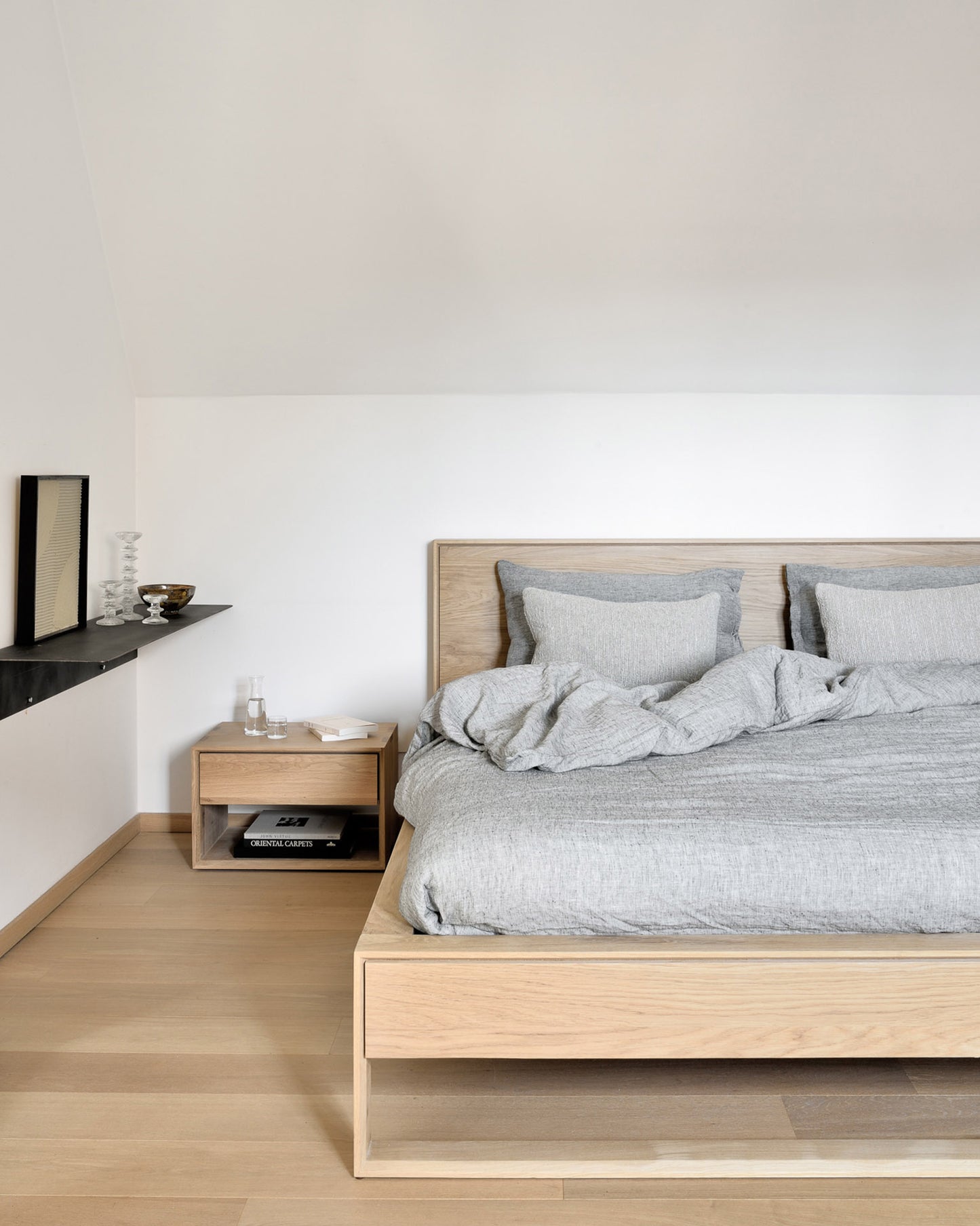 Ethnicraft bedside table Nordic II oak