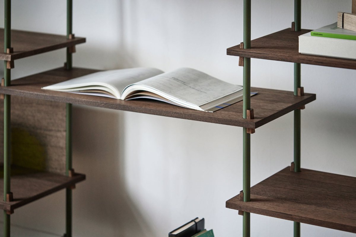 moebe shelving system kast in smoked oak en pine green poten closeup