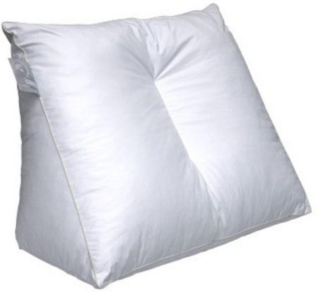 Het Lekker Lui Lezen kussen is speciaal ontworpen om u van een ongekend comfortabele lees houding te voorzien tijdens het lezen of televisie kijken in bed. De rechthoekige driehoek vorm zorgt ervoor dat het u kussen tegen de muur of bijvoorbeeld tegen het hoofdboord van uw boxspring kunt plaatsen. Het Lekker Lui Lezen kussen biedt u een goede ondersteuning zodat u in alle comfort kan genieten van uw boek!