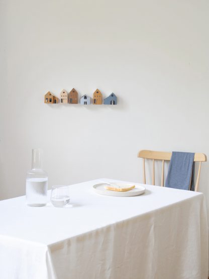 Jurianne Matter tus-tiny-houses table